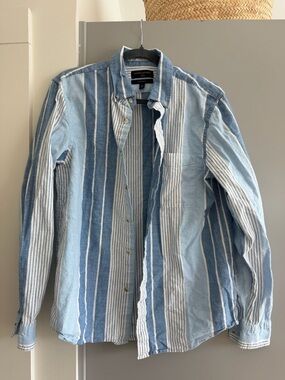 Banana Republic Men’s Blue & White Vertical Stripe Button-Down Shirt